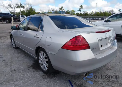 2007 Honda Accord 3.0 Ex z USA, uszkodzony, nr VIN 1HGCM66847A000557